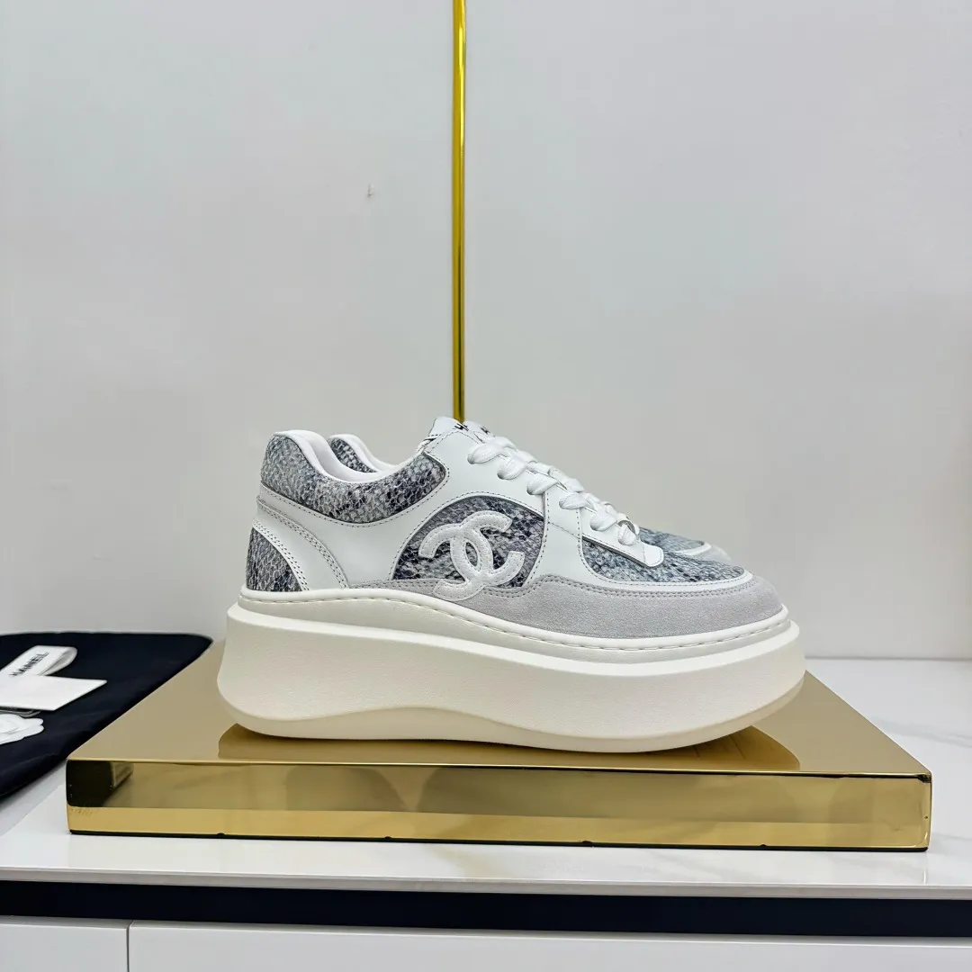👟👟Ex-factory price 680👟👟 Upgraded version, upgraded version, upgraded version! No rebuttal accepted! ! ! ! Chanel Chanel panda shoes! 2025 counter's top casual sports shoes. This classic design; the upper is electro-embroidered with a variety of techniques; the outsole is fashionable and sporty; the unusual inclusion of a variety of color matching elements... The diversified mix and match is very good-looking and versatile, and can be used for leisure, fashion, sports, and outdoor... ꫛꫀꪝ Go➫ Materials: ❶Upper made of: original imported first-layer silk cowhide + original waterproof cloth + original first-layer cowhide ❷Inner lining: Original Yangli+Net ❸Outsole based on: Original TPU combination outsole Counter boutique packaging complete set for women 35–41 👉 👉 👉 👉 👉 👉 👉